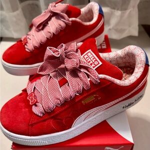 Women's Hello Kitty x Puma Wmns Suede XL
Size 8